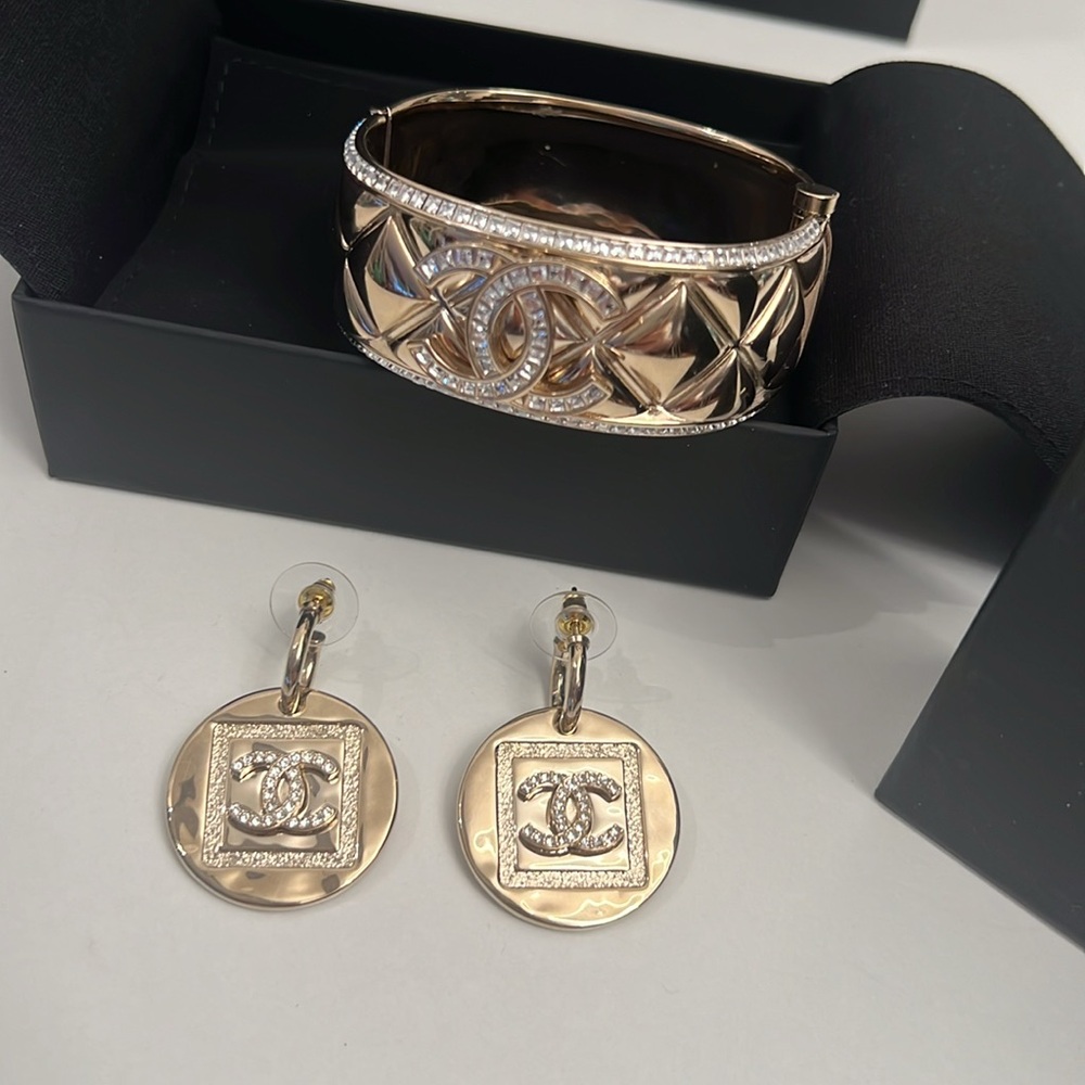CHANEL EARRINGS Light Gold and Crystals - Picture 3 of 3